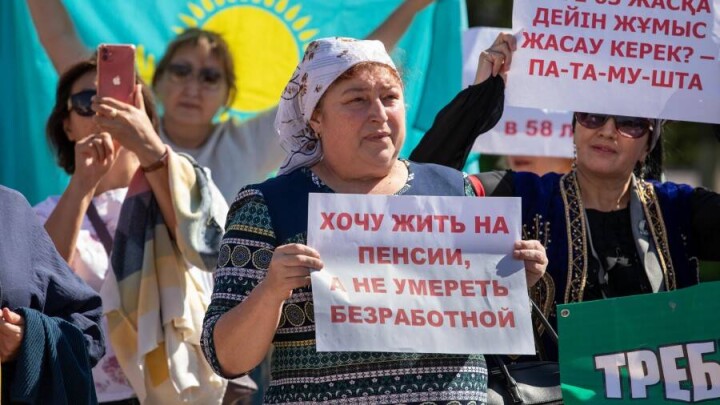 "Требуем 58!": В Нур-Султане митинговали за снижение пенсионного возраста женщин