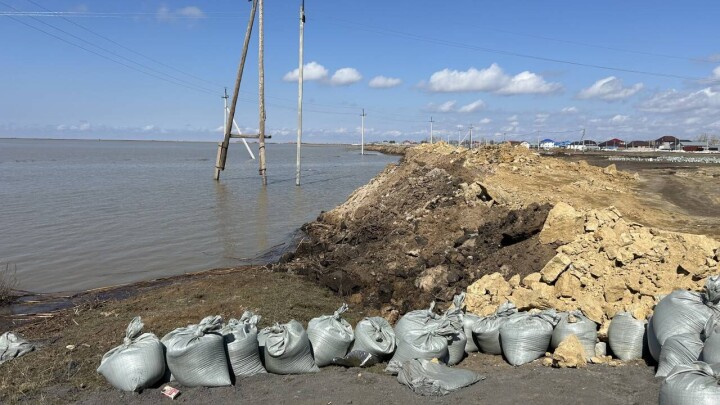 Власти сдерживают воду из реки Нура у села Тайтобе близ Астаны
