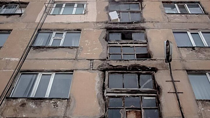 "У нас тут есть всё: крысы, тараканы и клопы". Как астанчане живут в аварийных домах