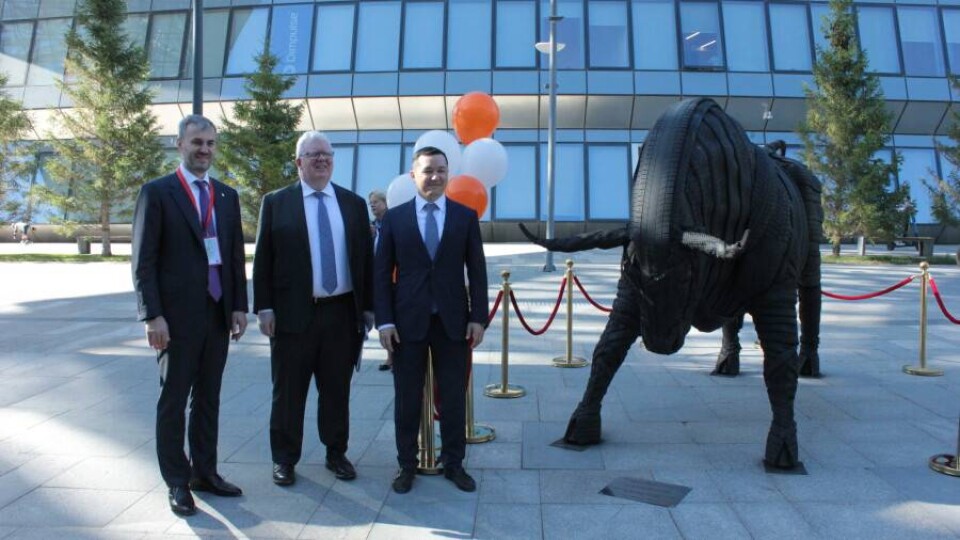 Председатель правления Jusan Invest Максим Кабанов (слева), председатель Совета директоров AIX Тимоти Беннетт (в центре) и председатель правления AIX Ренат Бектуров (справа) / Фото Informburo.kz