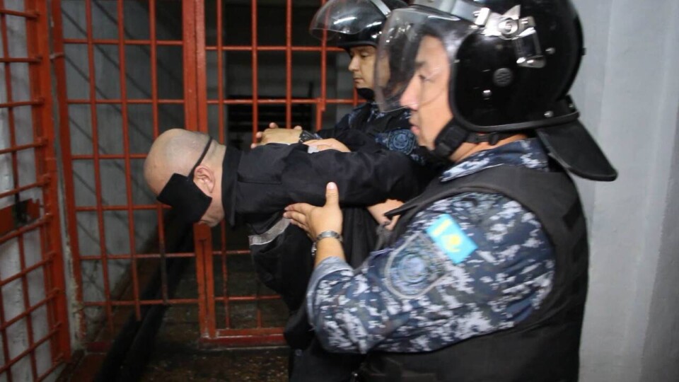 Сотрудники тюрьмы ведут Жениса Гусева, приговорённого к пожизненному сроку / Фото Informburo.kz