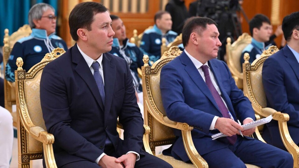 Экс-министр туризма и спорта Ермек Маржикпаев (справа) в один из своих последних рабочих дней / Фото Аkorda.kz