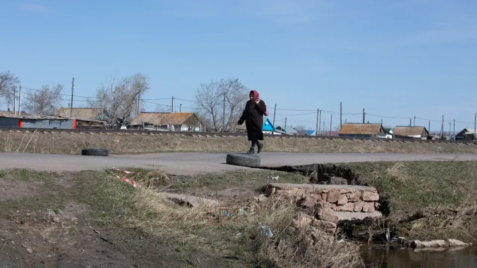Жительница села идёт вдоль железной дороги / Фото Informburo.kz