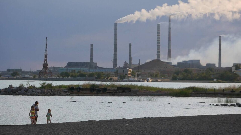 Купающиеся на городском пляже Балхаша / Фото Informburo.kz