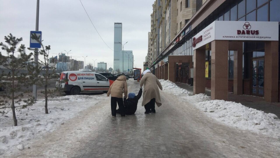 Поскользнувшаяся на обледенелом тротуаре в Астане девушка / Фото Informburo.kz