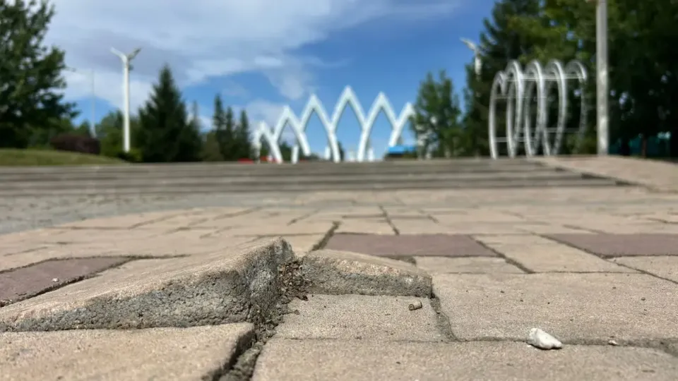 Брусчатка у входа в парк отдыха "Жетысу" в Астане / Фото Informburo.kz