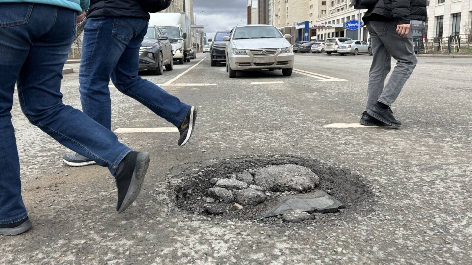 Яма на пешеходном переходе и проезжей части перекрёстка проспекта Мангилик Ел с улицей Бухар жырау / Фото Informburo.kz