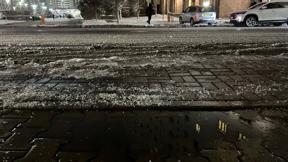 Соль на тротуаре в Астане / Фото Informburo.kz
