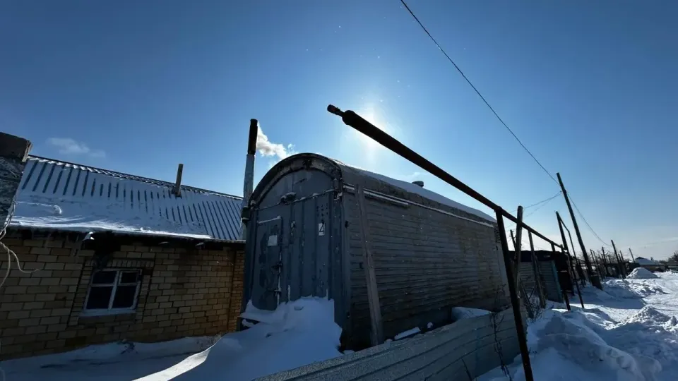 Газовая труба, подведённая к частному дому, который до сих пор отапливается углём, в жилом массиве Ондирис в Астане / Фото Informburo.kz