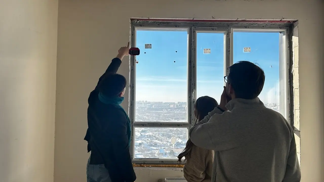 Проверка окон на продуваемость в новой квартире / Фото Informburo.kz 