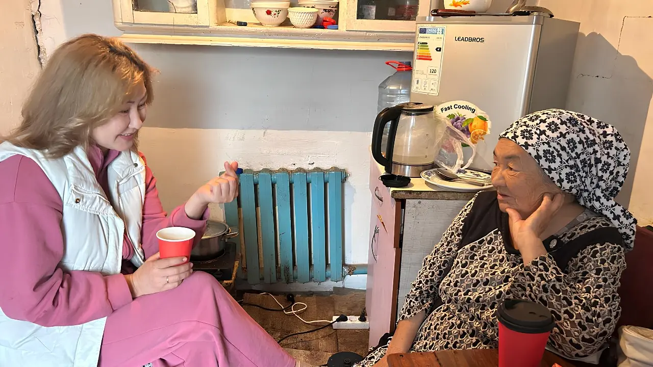 Найду способ помочь, если даже дачи снесут. Кто и как помогает малоимущим, живущим на окраине Астаны 