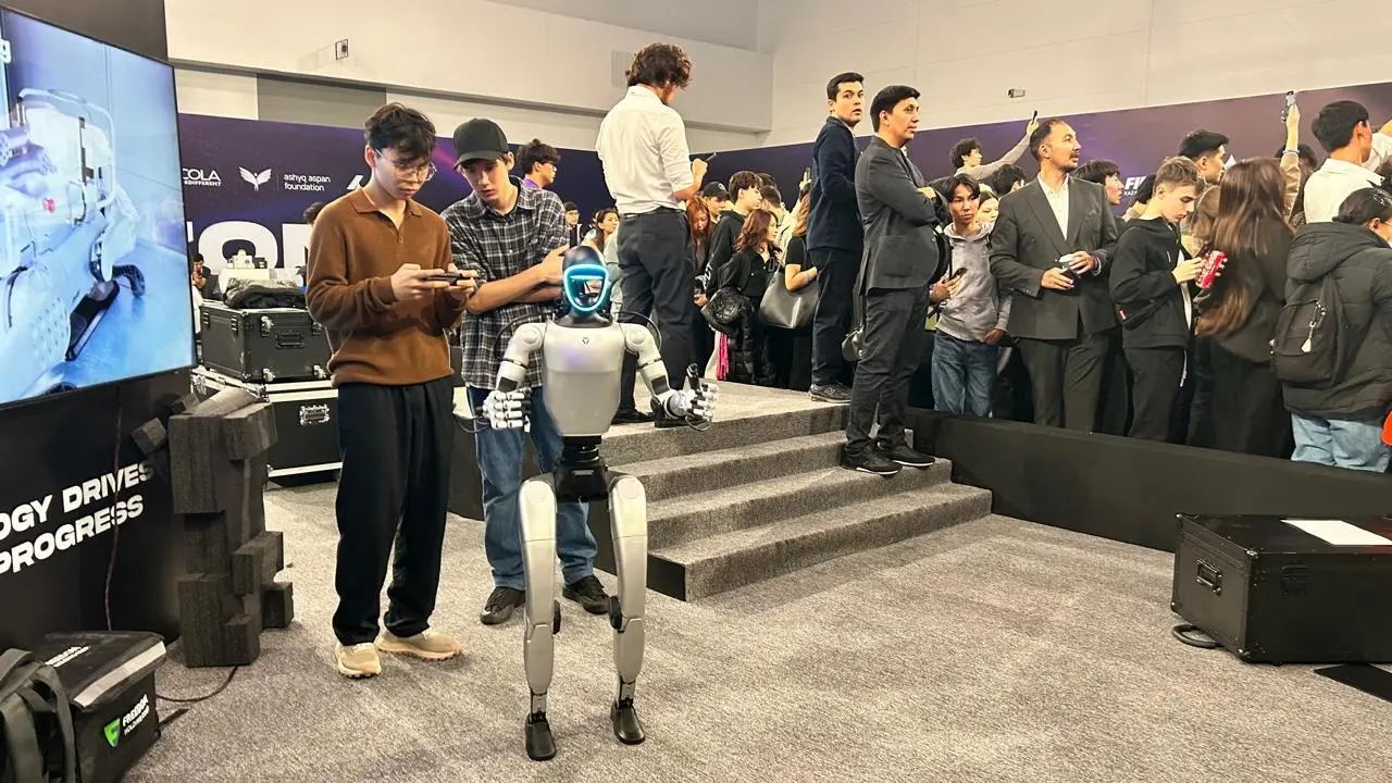 Многотысячные очереди, спарринг роботов и неустойчивый интернет. В Астане проходит Digital Bridge 2025 