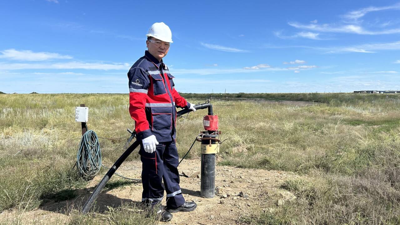 Директор производственно-геологического департамента ТОО "Семизбай-U" Бертан Цой возле скважины по добыче урана / Фото Informburo.kz