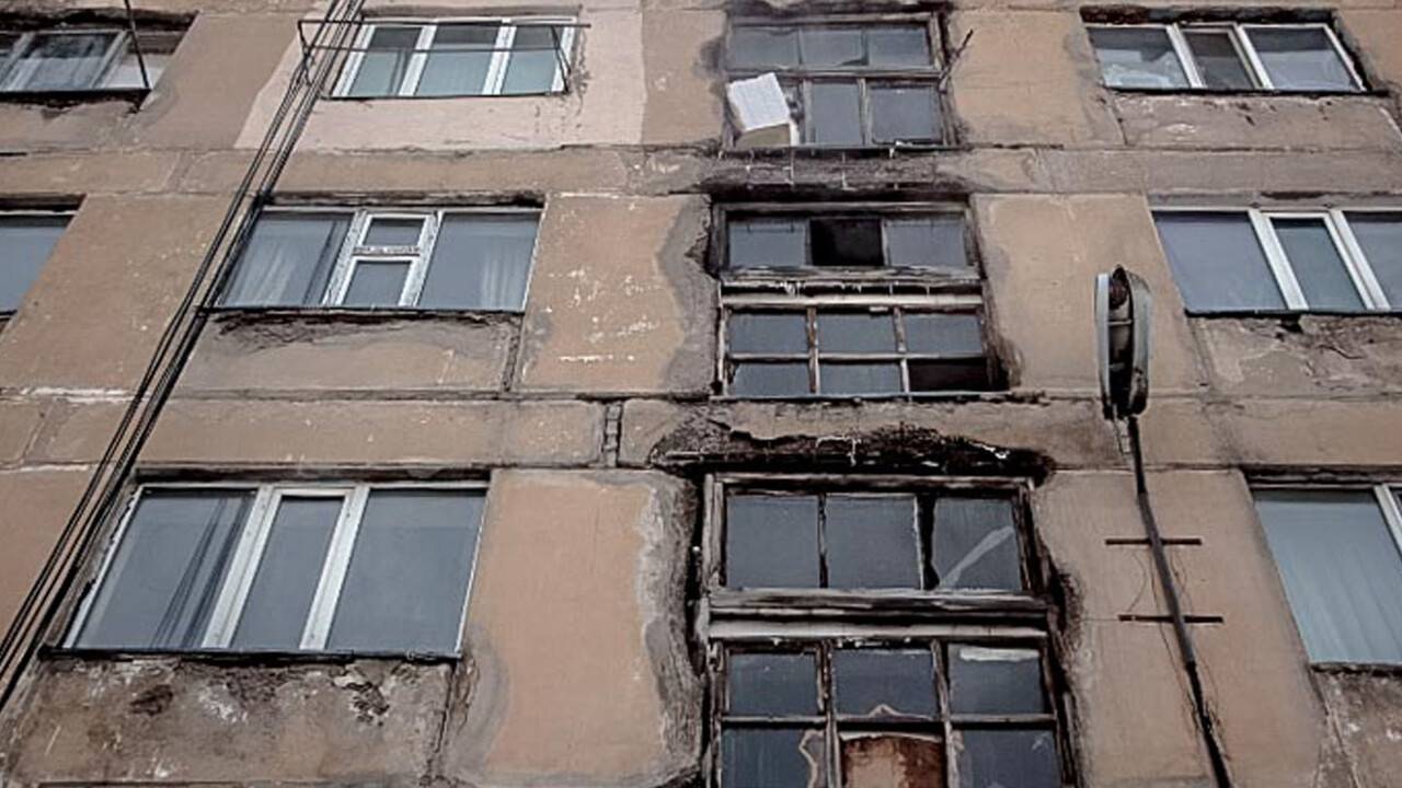 "У нас тут есть всё: крысы, тараканы и клопы". Как астанчане живут в аварийных домах