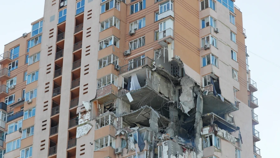 Часть разрушенного в Киеве дома / Фото Рейтер