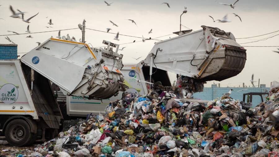Жизнь столичной свалки. Как выглядит мусоропереработка и полигон для  отходов Нур-Султана | informburo.kz