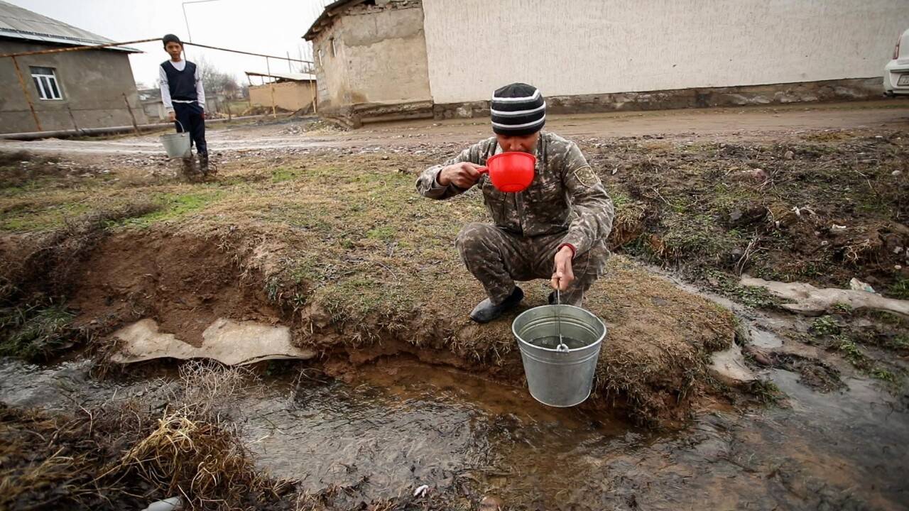 Пьём талую воду из арыков, задыхаемся от газа и утопаем в грязи