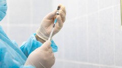 В Германии задержали мужчину, который десятки раз прививался от коронавируса за других людей
