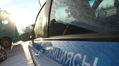 Полицейские маневрировали на дороге и столкнулись с мопедистом в Алматы