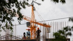 Подъёмный кран упал вместе с рабочим: по делу о трагедии в Костанае вынесли приговор