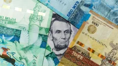 Как рост трат из Нацфонда повлияет на курс тенге в апреле