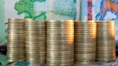 Казахстанцы всё реже платят наличными в магазинах, но снимают больше денег через банкоматы