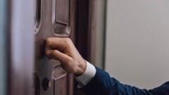 Слух о лжеполицейских, которые ходят по квартирам, опровергли в МВД Казахстана