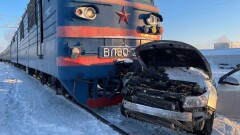 Поезд врезался в легковой автомобиль в Костанае
