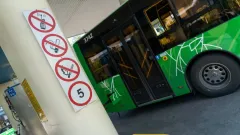 Автобус столкнулся с автомобилем, а затем врезался в здание в Алматы