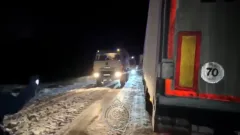 Десятки грузовиков застряли на трассе в Мангистауской области из-за непогоды