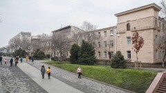 Мопедистов, нарушающих тишину и правила движения, отлавливают полицейские на Арбате в Алматы