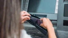 Участницу кражи 230 млн тенге со счетов пяти алматинцев вернули в Казахстан