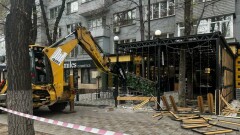 Летнюю террасу кафе сносят в центре Алматы по решению суда