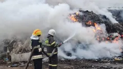 120 человек продолжают тушить сложный пожар на свалке под Алматы: что происходит на месте