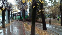 Столкновение автобусов в центре Алматы запечатлела камера видеонаблюдения