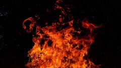 Крыша горевшего ранее ТД обрушилась на автобусы в Семее