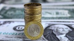 Насколько тенге ослабнет к доллару через месяц и год – прогноз финансистов