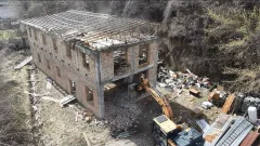 Недостроенный таунхаус сносят в Алматы по решению суда