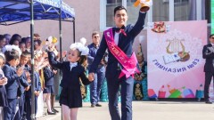 Родителей выпускников будут убеждать не тратиться на дорогие наряды