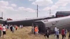 Пассажирский поезд потерпел крушение после столкновения с грузовиком в Волгоградской области