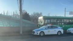 Автобус врезался во входную конструкцию станции метро Алматы