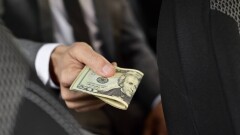 Мужчин, которые вымогали деньги у бизнесмена, задержали в Алматы