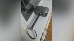 Мужчина разгуливал по Павлодару с оружием бога викингов