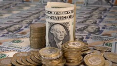 Цены на нефть и время года: почему подорожал доллар, рассказали финансисты