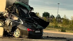Водитель разбился вместе с машиной, врезавшись в опору LRT в Астане