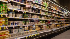 За вымогательство с продавцов просроченных продуктов осудили двух общественников в Астане