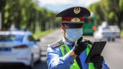 Полицейского, который вырывал телефон у девушки, наказали в Шымкенте