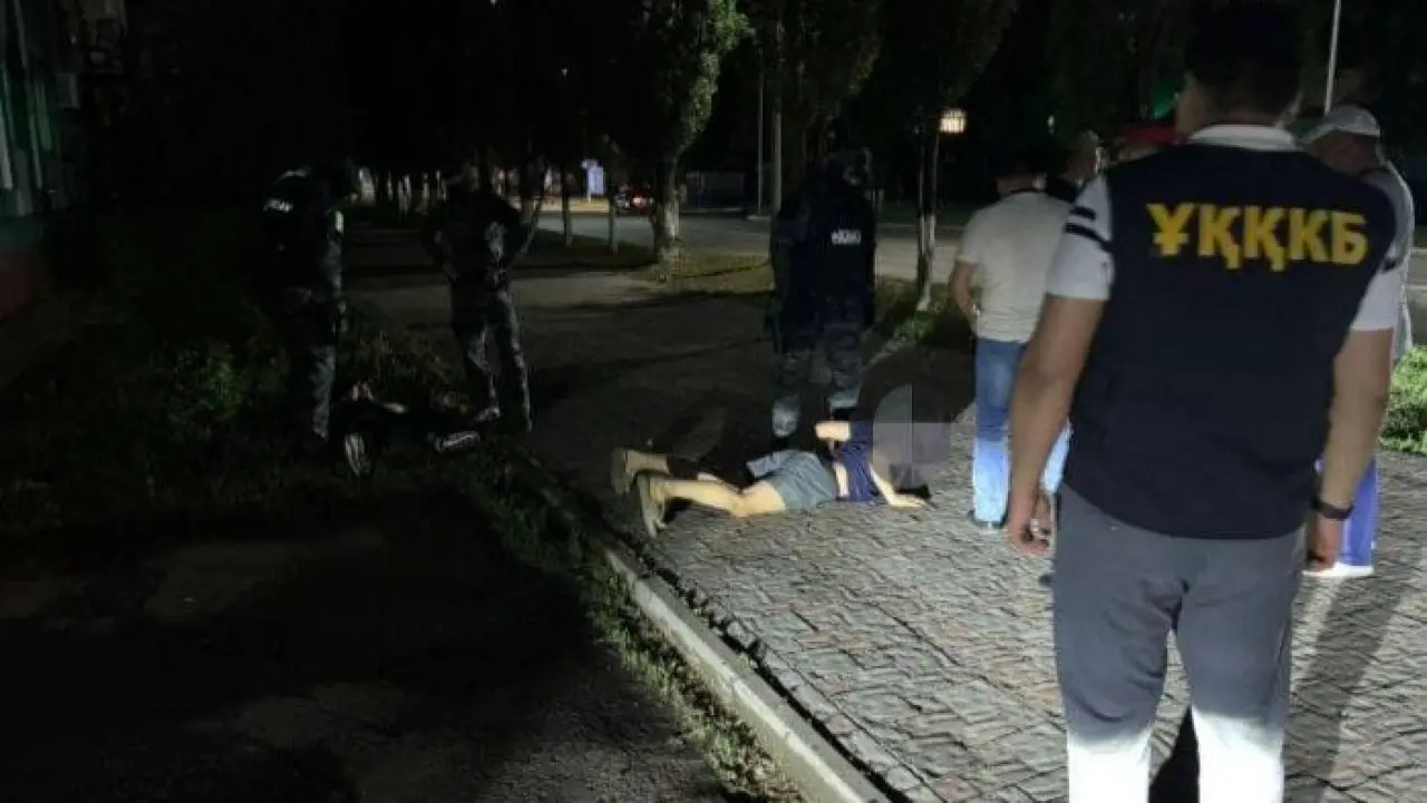 Сотрудники УБОП задерживают подозреваемого / Фото Polisia.kz