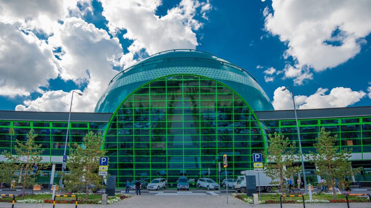 Казахстанка дала взятку таможеннику, чтобы ввезти в страну драгоценности на 57 млн тенге