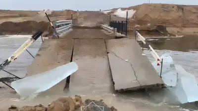 Разлившаяся река размыла временный мост в Западном Казахстане